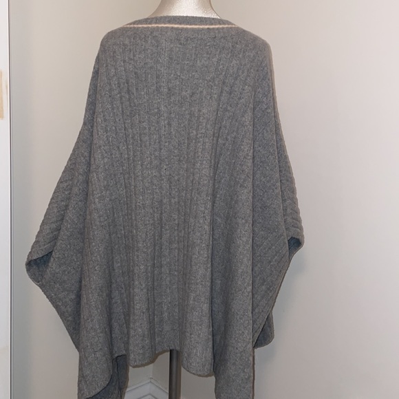 Tristan Grey poncho - Picture 2 of 4
